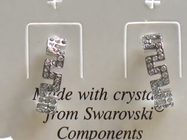 Naušnice od Swarovski kristala bijele boje. Imaju zanimljiv vijugasto-kockasti dizajn ispunjen mnoštvom kristalića