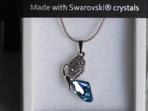 Ogrlica od Swarovski kristala s privjeskom plave boje