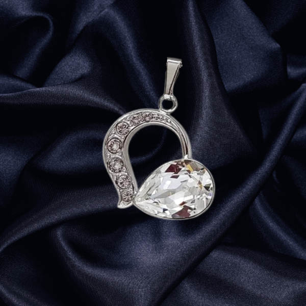 Ogrlica od Swarovski elemenata u obliku srca i lijepih prozirnih nijansi i tonova.