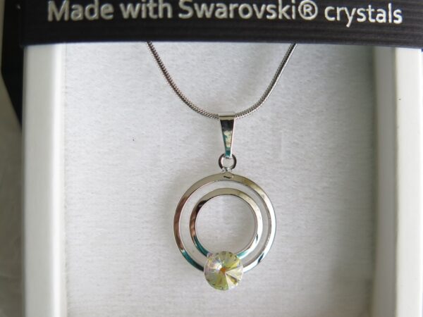 Ogrlica od Swarovski elemenata s kristalom po sredini koji je proziran sa žutim odsjajem.
