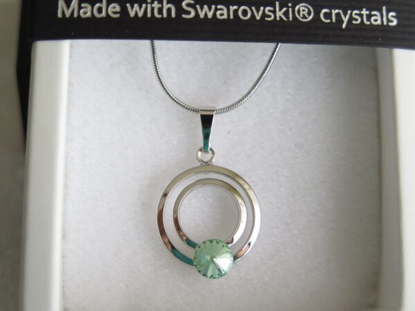 Ogrlica od Swarovski elemenata s malim kristalom lijepih zelenih nijansi i tonova.