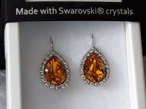 Elegantne naušnice sa svijetlo-narančastim nijansama i elegancijom od Swarovski kristala.