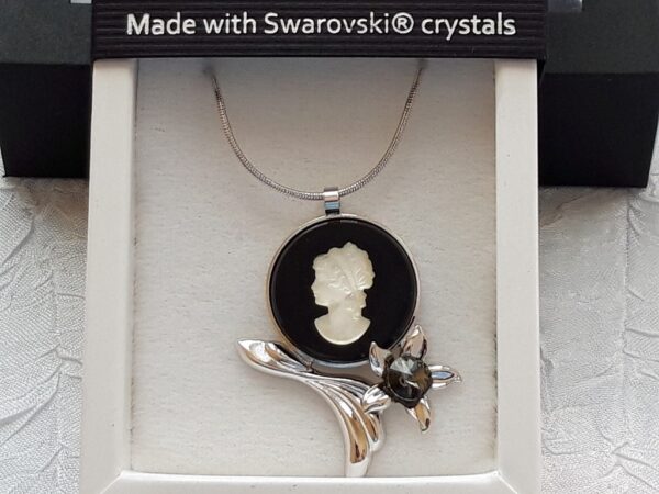Ogrlicu s fotografija tvore poznati Swarovski kristali s privjeskom Kameje.
