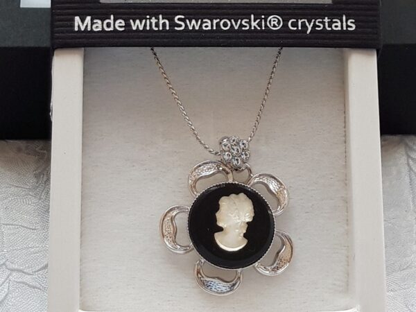 Ogrlicu sa slika tvore poznati Swarovski kristali u formi Kameje s pet latica