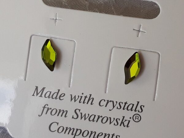 Sitne naušnice izduženog oblika napravljene su od neodoljivih Swarovski kristala. Oni su veličine 8x4 mm, zelenih boja te reflektirajućih i prelijevajućih tonova.