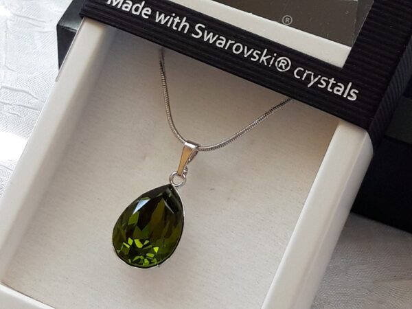 Ogrlica od Swarovski Elements s privjeskom u obliku suze maslinasto -zelene boje.