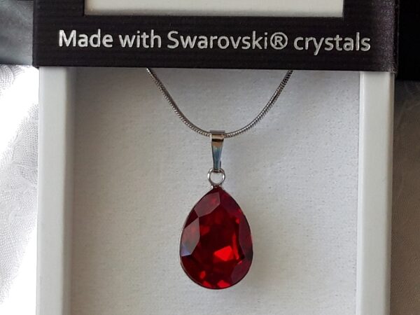 Ogrlice od Swarovski Elements s privjeskom u formi suze zagasito crvene boje.