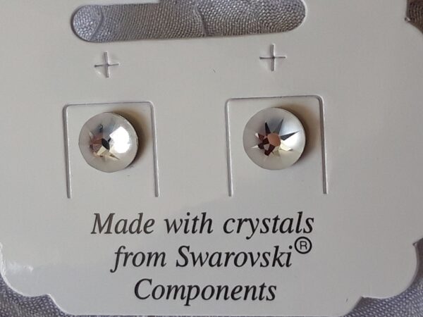 Ove lijepe naušnice čine Swarovski kristali neodoljivog sjaja bijele boje.
