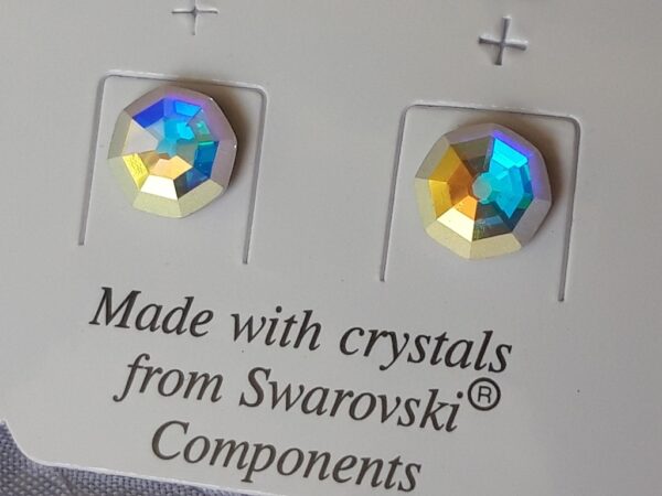 okrugle naušnice od Swarovski kristala, prelijevajućih duginih boja te reflektirajućih tonova