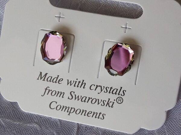 Naušnice od Swarovski elemenata, nježno ružičastih nijansi i lijepog sjaja.