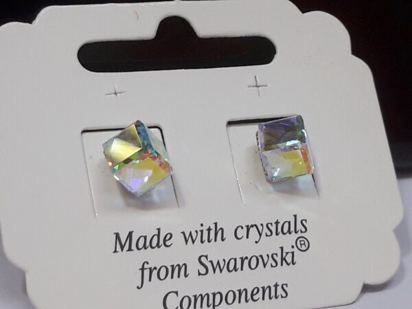 Naušnice izrađene od poznatih Swarovski kristala. Imaju formu kockica koje prekrasno svjetlucaju u duginim bojama.