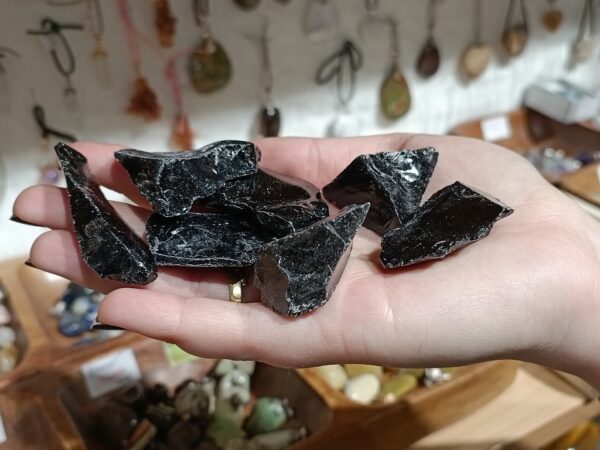 Crni Opsidijan - neobrađeni kristali