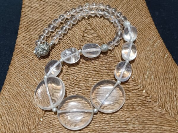 Gorskikristal ogrlica izrađena s perlama poludragog kamena različitih veličina