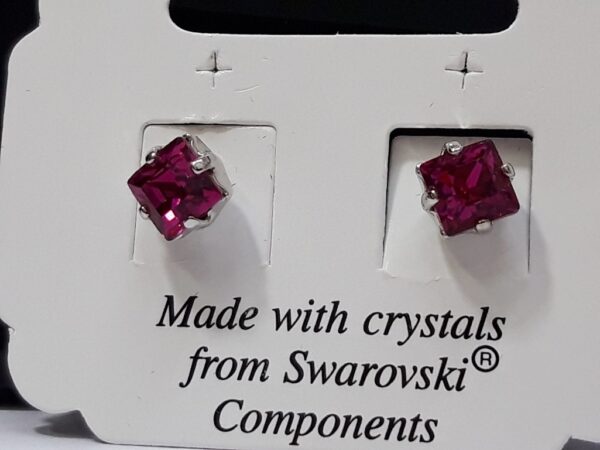 Naušnice od Swarovski kristala promjera 6 x 6 mm, boja ciklame, prozirno-sjajnih i prelijevajućih tonova.