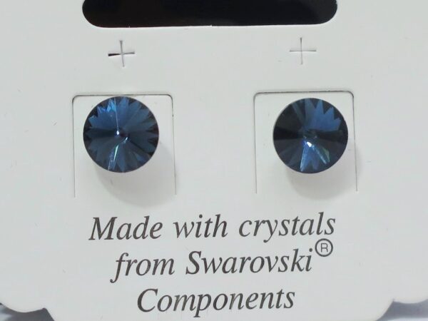 Naušnice od Swarovski kristala promjera 8 mm, tamnoplavih boja te prozirno-sjajnih i prelijevajućih tonova.