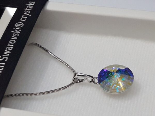 Elegantna ogrlica napravljena je s fino poliranim Swarovski kristalom.