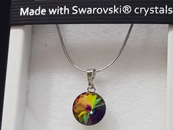 Ogrlica od Swarovski Elements napravljena je s kristalom promjera 12 mm duginih boja.