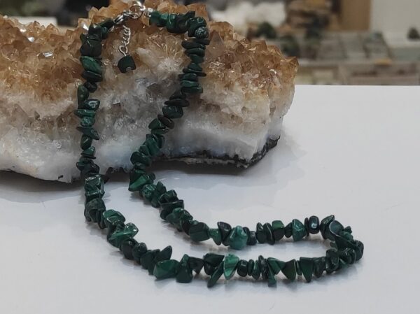 Malahit ogrlica napravljena od čips kamenčića zelenog kristala
