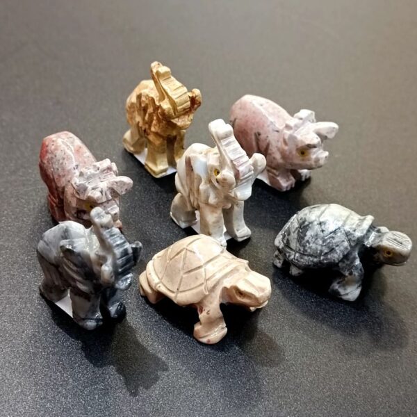 Fino izrezbarene figure slona, kornjače i nosoroga od poludragog kamena Ahata.