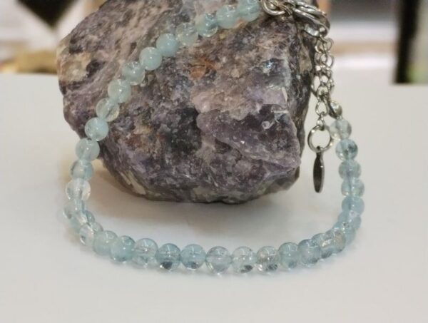 Akvamarin narukvica izrađena od sitnih svijetlo plavih perli poludragog kamena