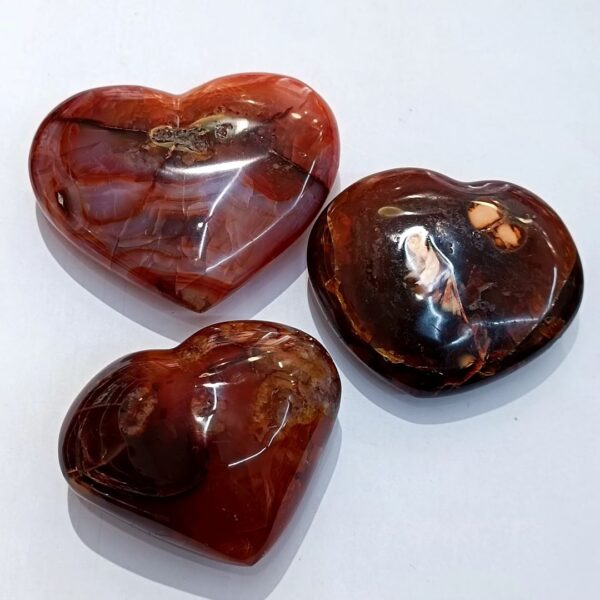 Karneol poludragi kamen u obliku srca