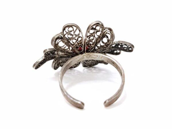 Srebrni prsten u obliku cvijeta sa jadranskim Koraljem.