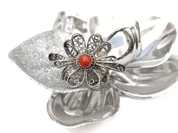 Srebrni prsten u obliku cvijeta sa jadranskim Koraljem.