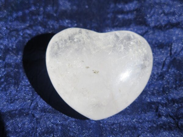 Poludragi kamen Gorski kristal obrađen kao srce