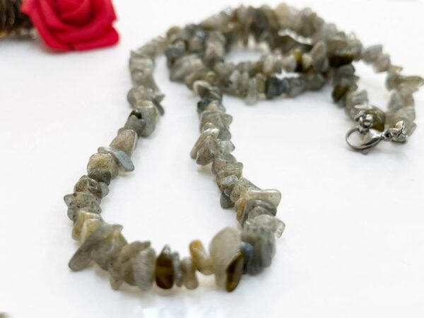 Ručno izrađena ogrlica od poludragog kamena Labradorita zelčeno smeđih nijansi