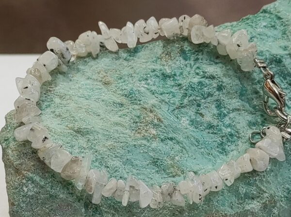Prozirno-mliječno bijeli tonovi poludragog Mjesečevog kamena krase ovu čips narukvicu. Nježne nijanse čine ovaj komad nakita idealnim za kombiniranje uz svakodnevnu odjeću.