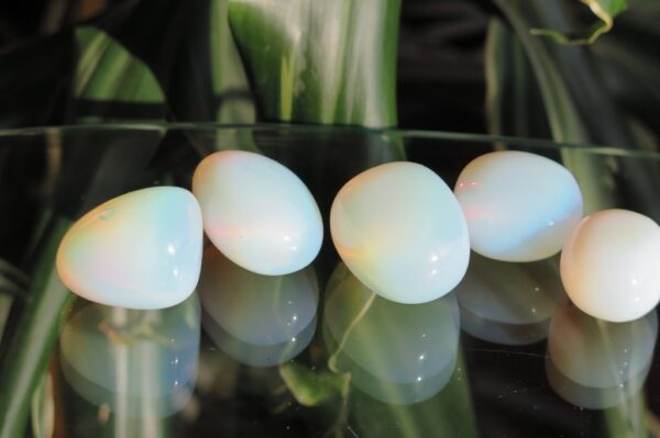 Opalit - sintetički kristal u formi manjih oblutaka