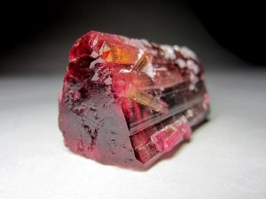 rubelit turmalin kristal mineral poludragi kamen