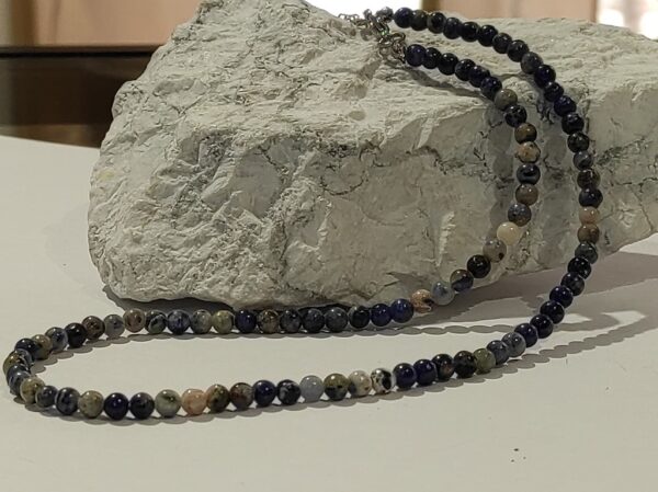 Sodalit ogrlica od sitnih perli poludragog kamena