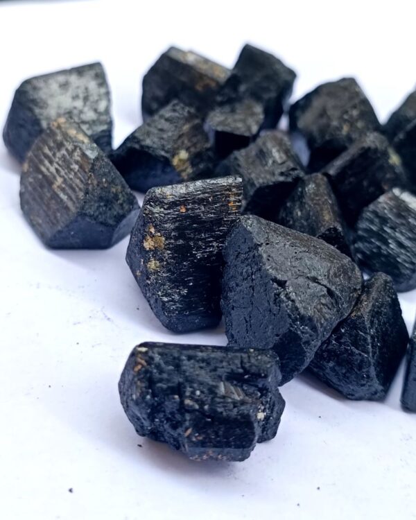 Crni Turmalin poludragi kamen u formi manjih ulomaka