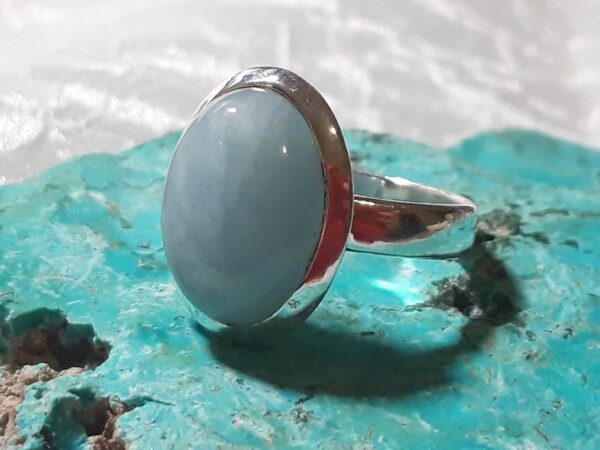Srebrni prsten Akvamarin s prekrasno obrađenim plavim kristalom