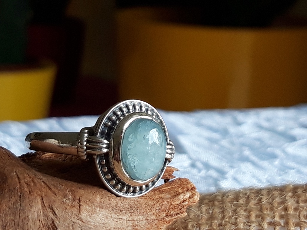 Srebrni prsten od Akvamarina, unikatnog iygleda i svijetlo plave boje