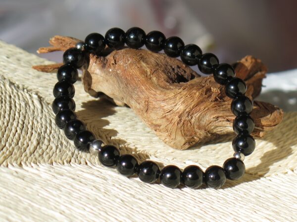 Turmalin narukvica izrađena od sjajnih perli crnog poludragog kamena.