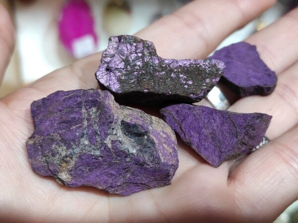 Primjerci ljubičastog Purpurita, poludragog kamena iz Namibije.