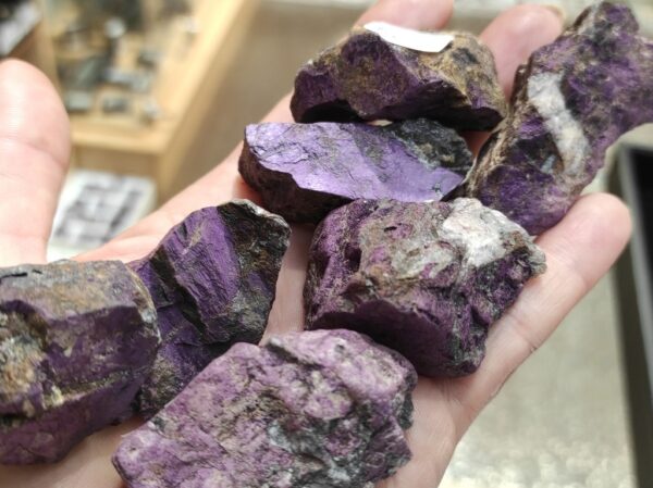 Poludragi kameni Purpurita, rijetkog minerala iz Namibije