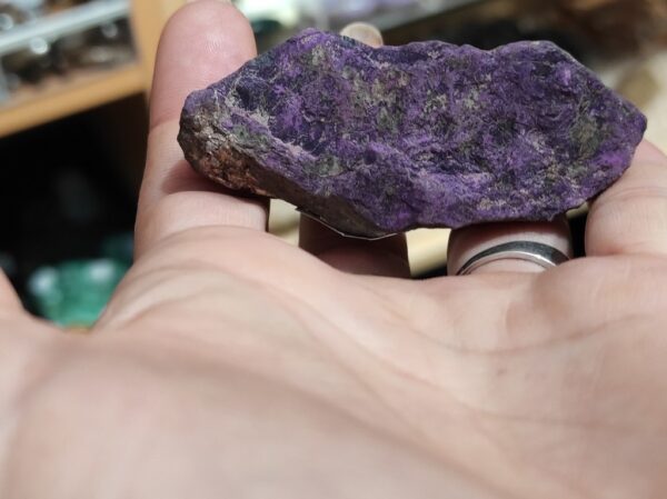 Primjerci rijetkog poludragog kamena ljubičastog purpurita.