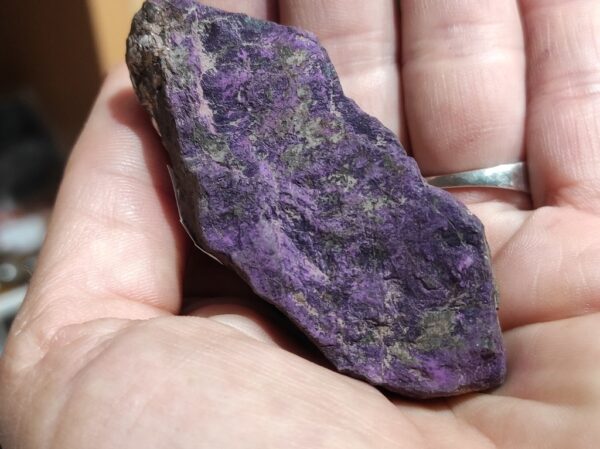 Rijetki kolekcionarski kameni minerala Purpurita karakteristične ljubičaste boje