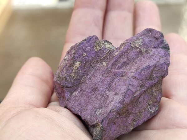Tamno ljubičasti minerali Purpurita pronađeni u Namibiji