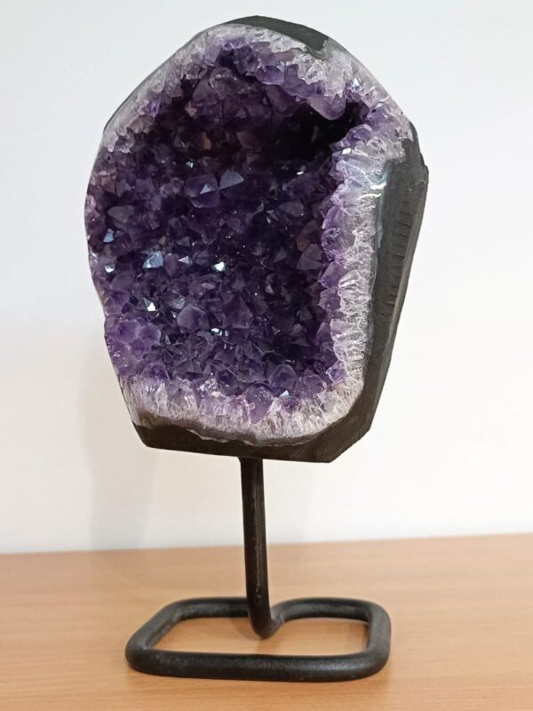 mineral Ametist-kamen za mir i ravnotežu