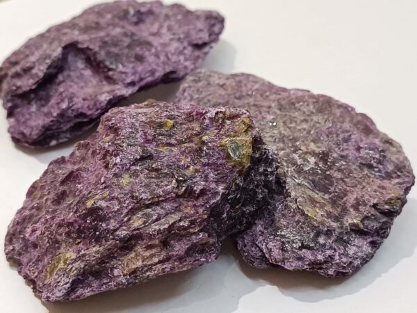 Mineral ljubičste boje, rijetka varijacija Iowaita iz Rusije