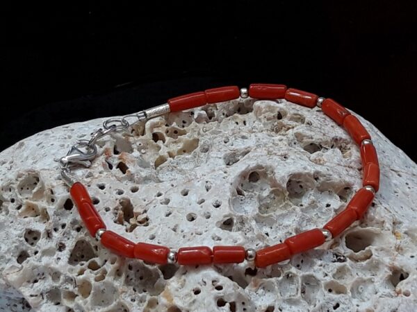Koraljna narukvica napravljena s malim perlama crvenog Jadranskog koralja na srebru