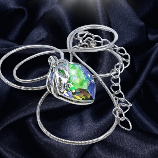 Ogrlica od Swarovski elemenata ljepih duginih boja sa lančićem srebrne boje
