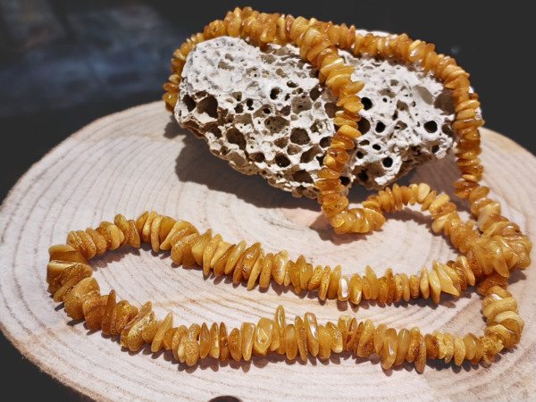 Ogrlica izrađena od nepravilnih perli baltičkog Jantara