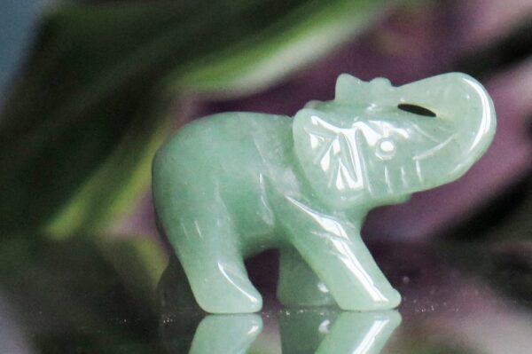 Slon za sreću izrađen od kristala zelenog Aventurina