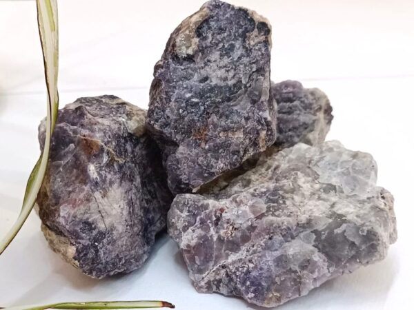 Fluorit poludragi kamen
