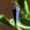 Poludragi kamen Lapis lazuli čini prikazani visak